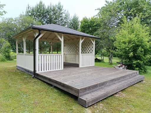 4x4.5 m Witte Houten Prieel — Elegant Tuinprieel met Terras en Mooi Ontwerp
