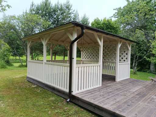 4x4.5 m Witte Houten Prieel — Elegant Tuinprieel met Terras en Mooi Ontwerp