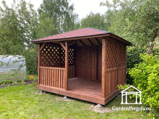 3x3,5 m bruine houten prieel — gezellige tuinprieel met vloer, gesloten achterwand en decoratieve latwerk zijwanden