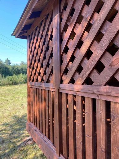 Hoe een houten tuinpaviljoen op te frissen na het eerste jaar in de tuin