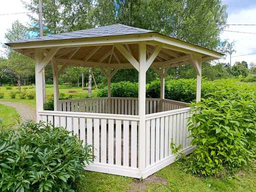 Zeszijdige houten prieel — gezellig tuinprieel met vloer en overdekt dak