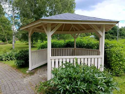 Zeszijdige houten prieel — gezellig tuinprieel met vloer en overdekt dak