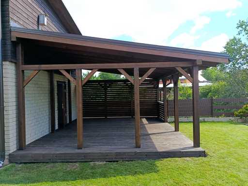 Donkerbruine houten aan-huis veranda met overdekt dak – 4,8×6 m