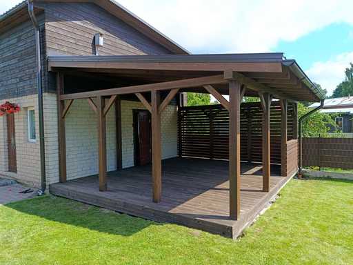Donkerbruine houten aan-huis veranda met overdekt dak – 4,8×6 m