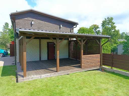 Donkerbruine houten aan-huis veranda met overdekt dak – 4,8×6 m