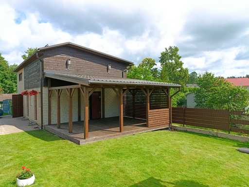 Donkerbruine houten aan-huis veranda met overdekt dak – 4,8×6 m